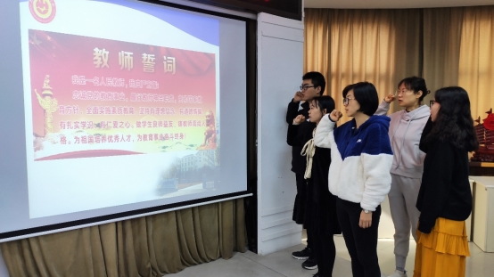 圖片包含 站(zhàn), 男(nán)人(rén), 對(duì)著(zhe), 年(nián)輕&#xA;&#xA;描述已自(zì)動生(shēng)成