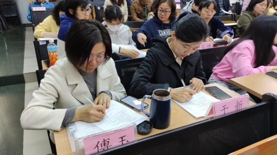 幾個(gè)人(rén)在桌子(zǐ)前&#xA;&#xA;中度可(kě)信度描述已自(zì)動生(shēng)成