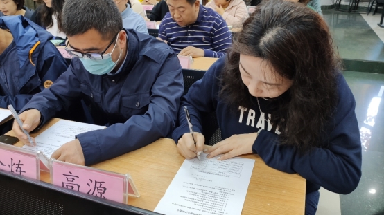 圖片包含 遊戲機(jī), 電(diàn)腦(nǎo), 圖書(shū)館, 房(fáng)間(jiān)&#xA;&#xA;描述已自(zì)動生(shēng)成